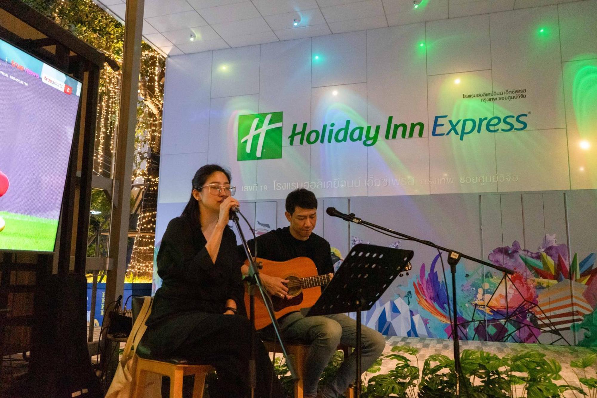 Holiday Inn Express Bangkok Soi Soonvijai By Ihg Ngoại thất bức ảnh