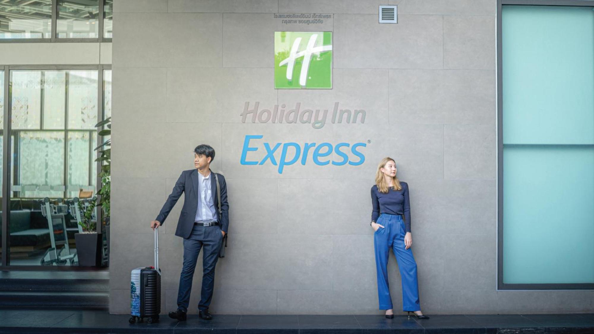 Holiday Inn Express Bangkok Soi Soonvijai By Ihg Ngoại thất bức ảnh